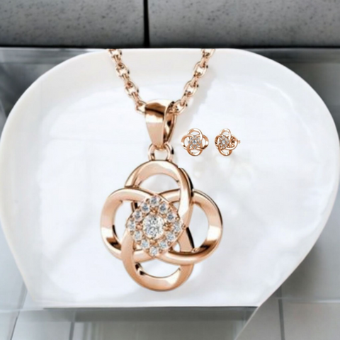 Intertwined Leaf Clover Necklace